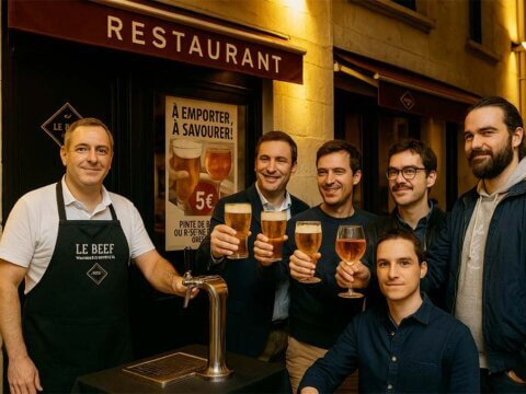 Clients prenant une pinte de blonde ou piscine de rosé devant le Beef Steakhouse (photo générée par IA).